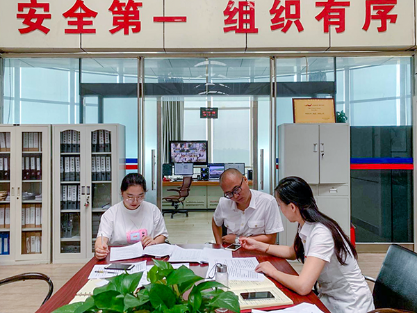 6月20日，運(yùn)行指揮中心協(xié)同各保障單位組織開展了2019年大面積航班延誤應(yīng)急處置演練。.png