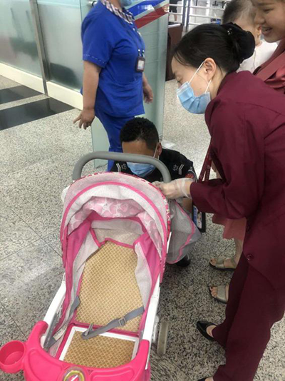 圖片1.png“真情服務(wù)”是讓旅客更加安心、放心、舒心的出行。行查室作為部門進(jìn)港服務(wù)的最后一個(gè)環(huán)節(jié)，在日常工作中也很注重服務(wù)細(xì)節(jié)。6月10日，行查室工作人員幫助旅客打開嬰兒車，為她排憂解難。.png