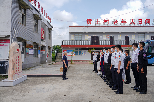 “助力鄉(xiāng)村振興，踐行艱苦奮斗” 將新員工黨性教育活動(dòng)搬到對(duì)口幫扶村1.jpg