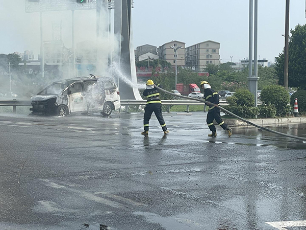 綿陽機(jī)場(chǎng)消防隊(duì)迅速處置突發(fā)自燃車輛.jpeg