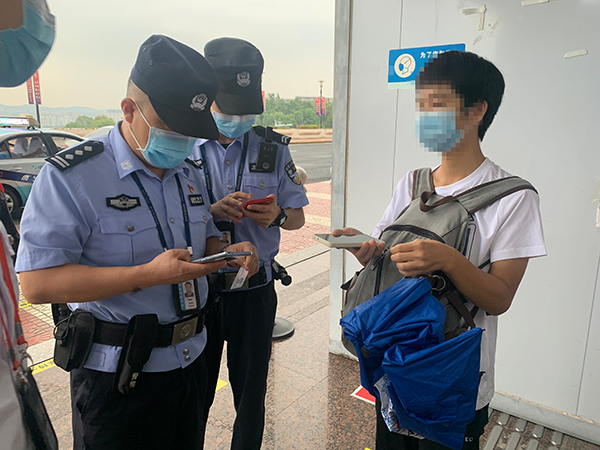 安檢站查獲一旅客冒用他人健康碼、核酸證明副本.jpg