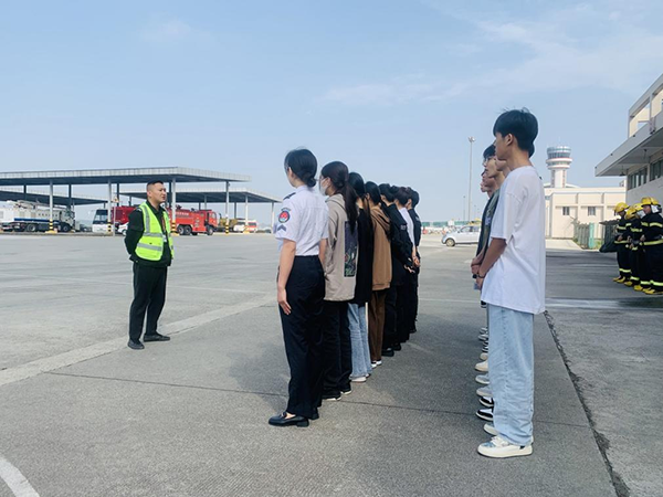 綿陽機(jī)場安檢站對閬中機(jī)場、民航校  實習(xí)生開展軍訓(xùn).png