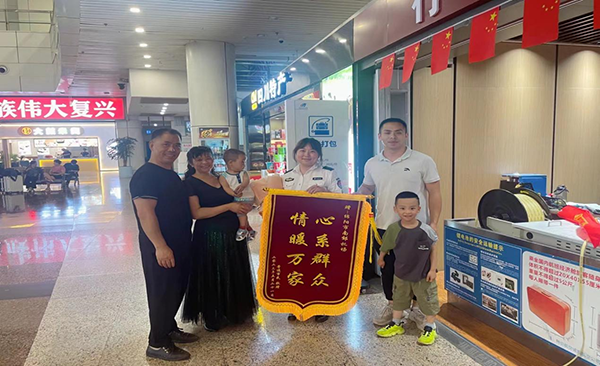 心系群眾，情暖萬(wàn)家—— 綿陽(yáng)機(jī)場(chǎng)安檢站暖心服務(wù)獲錦旗.png
